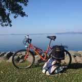 La bici carica di bagagli e sullo sfondo il lago di Bolsena, una delle prime tappe del tragitto